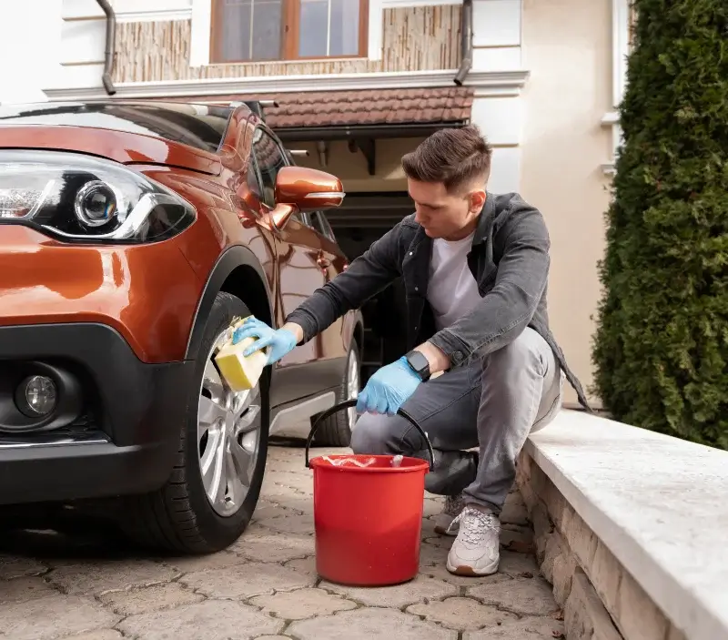 Lavage auto à domicile Saint-Mards-de-Blacarville : professionnel intervenant sur un véhicule